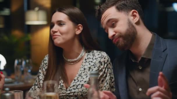 Divertida pareja disfrutando de una fiesta en un restaurante informal en un bar elegante. — Vídeo de stock