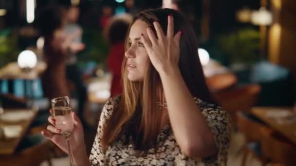 Attraktiv kvinna dansar sexig på vänner fest i fancy restaurang natt bar. — Stockvideo