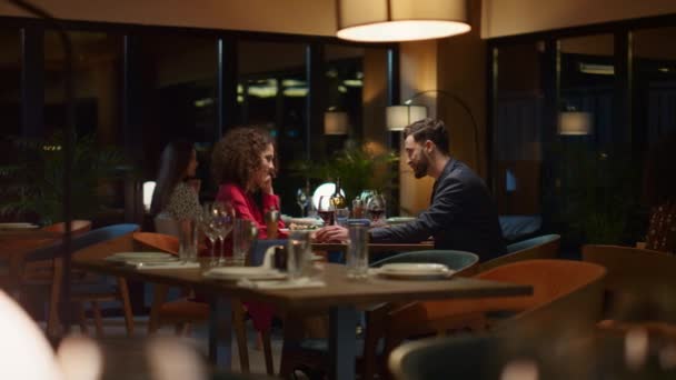 Elegáns pár ül az étteremben esténként. Vegyes faj szerelmeseinek társkereső kávézóban. — Stock videók