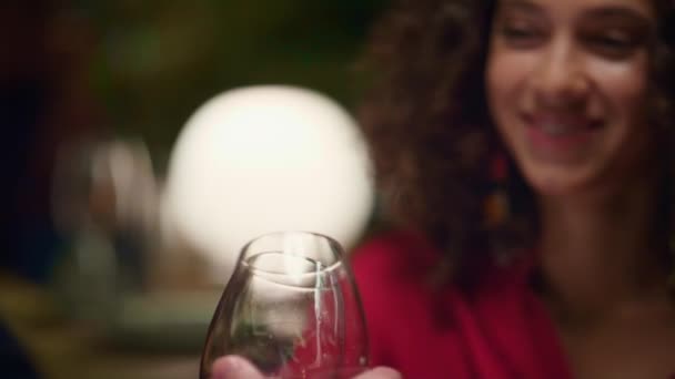 Donna afroamericana bere bicchiere di vino in ristorante raffinato sul data. — Video Stock