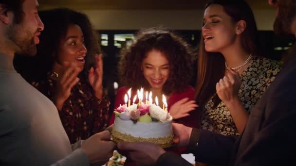 Lidé zpívají šťastné narozeniny vzrušené ženě. Přátelé dárek dort na party. — Stock video