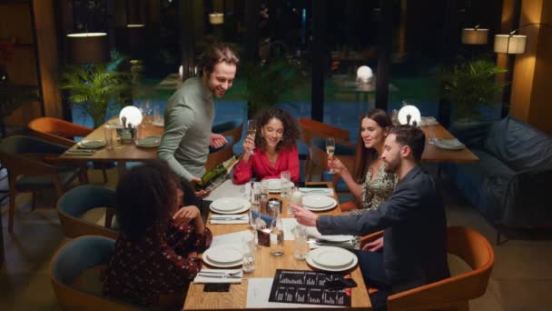 Többnemzetiségű csoport ünnepli a születésnapját egy puccos étteremben. Barátság fogalma. — Stock videók