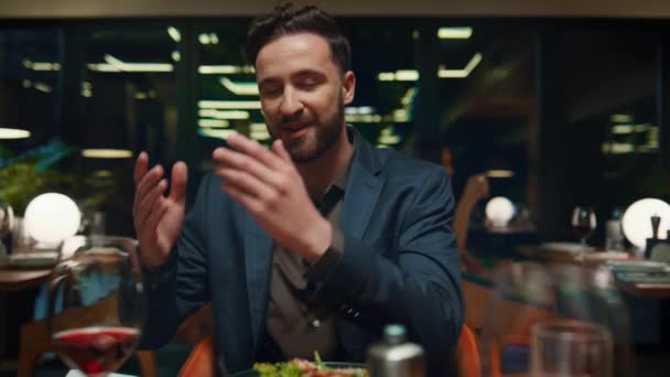 Un uomo emotivo che parla di appuntamento a cena. Guy gesticolando mani sul tavolo del ristorante. — Video Stock