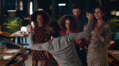 İçen arkadaşlar lüks doğum günü kutlamalarında restoranda birlikte eğleniyorlar..