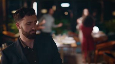 Yakışıklı adam yeni yılı kutluyor. Arkadaşlarla buluşuyor. Gece barında parti veriyor..