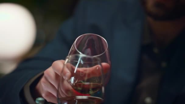 Uns copos de vinho no restaurante. Parceiros românticos desfrutar de jantar — Vídeo de Stock