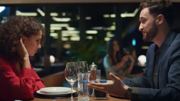 Uśmiechnięci kochankowie rozmawiający razem w nocnej restauracji. Para cieszyć się randki w barze. — Wideo stockowe