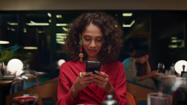 Seksowna dziewczyna surfująca po telefonie na randce. Kobieta siedząca przy stole restauracyjnym — Wideo stockowe