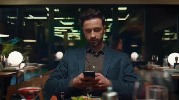 점잖은 사업가 가 식당에 앉아서. 운전을 잘 하는 사람 이 휴대폰 문자 메시지를 보내다. — 비디오