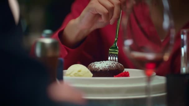 Pareja de relación compartiendo comida de postre en un restaurante de lujo. Fecha amor concepto — Vídeos de Stock