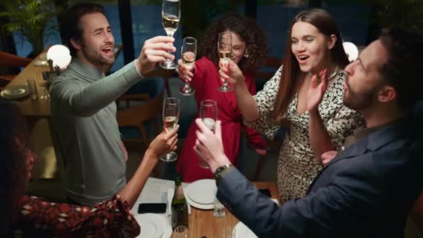 다 인종 친구들이 멋진 레스토랑에서 생일을 축하하고 있어. 음주 개념. — 비디오
