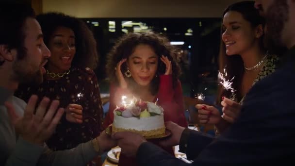 Anniversaire fille soufflant gâteau bougies brûlantes sur la fête. Amis chantent célébration. — Video