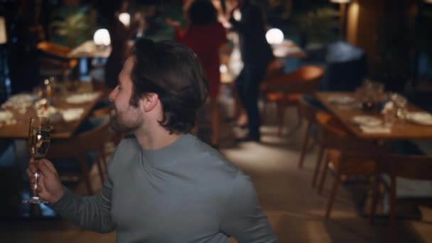 Ragazzo allegro che balla la festa di Capodanno. Bello uomo che canta tenendo bicchiere da bere — Video Stock