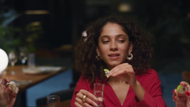 Africano americano menina beber tiro em amigos reunião no bar restaurante fantasia. — Vídeo de Stock