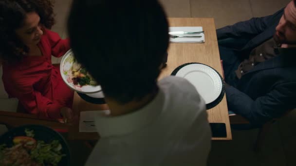 Ober serveert Italiaans diner aan koppel in restaurant. Liefhebbers genieten van de avond. — Stockvideo
