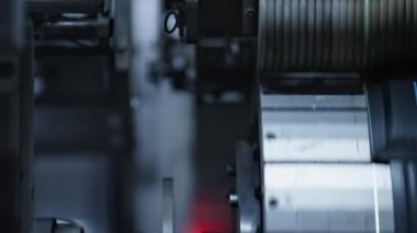 Tesiste dönen mekanik otomatik makinede ayrıntılı lastik bant