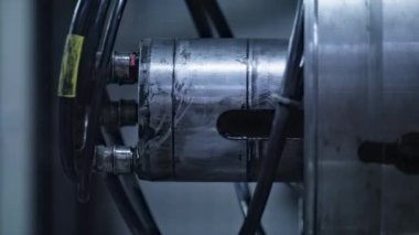 Teknolojik santralde lastik boşluğu ile dönen ayrıntılı lastik inşa makinesi