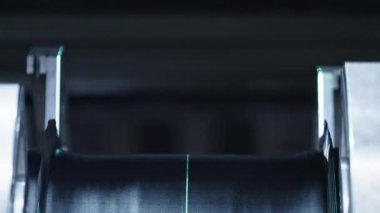 Modern fabrikada lastik bant ile çalışan ayrıntılı lastik inşa makinesi