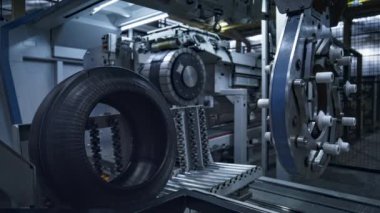 Modern endüstriyel makinelerin otomatik çalıştığı bir teknoloji fabrikası.