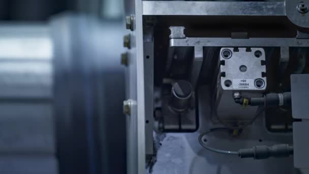 Detaljerad gummiband på tillverkning modern maskin spinning robotically — Stockvideo