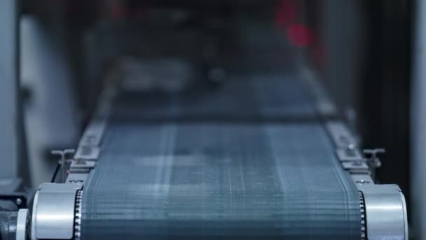 Reifenwerk Förderband bewegt sich bei technologischer Automobilfertigung Nahaufnahme — Stockvideo
