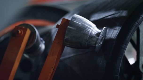Meccanismo dettagliato di produzione di pneumatici con nastro di gomma in fabbrica — Video Stock