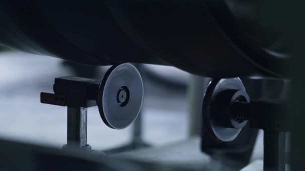 Fita de pneu detalhada girando na máquina robótica automatizada em close-up de fábrica — Vídeo de Stock
