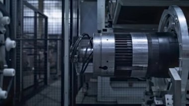 Modern robotik otomatikleştirilmiş üretim konseptinde kapanış lastiği otomatı