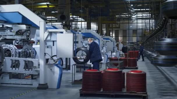 Trabalhadores no fabrico de pneus que inspeccionam o processo de trabalho de qualidade dos produtos de borracha — Vídeo de Stock
