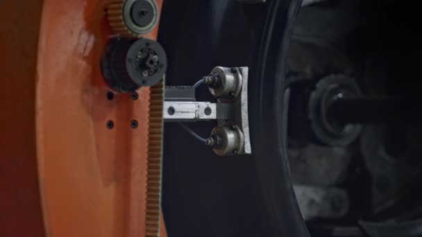 Gedetailleerde rubber band productietechnologie met moderne geautomatiseerde machine werken — Stockvideo