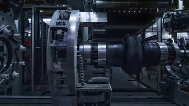 Proceso automatizado de estampado de equipos de producción de neumáticos en fabricación moderna — Vídeo de stock