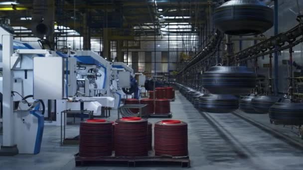 Arbeiter in einem Reifenwerk, das neue Gummiprodukte herstellt, die die Produktion steuern — Stockvideo