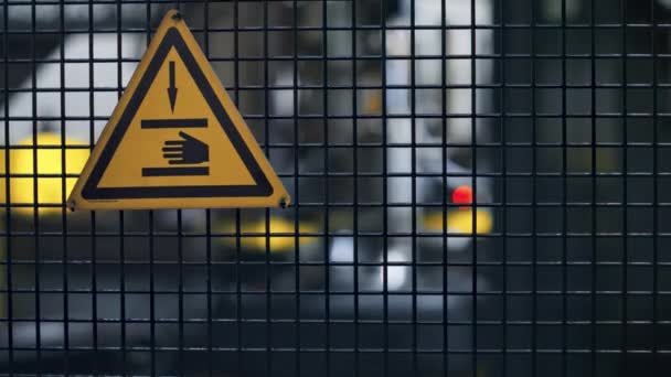 Sinal de ícone de aviso de fábrica na grade atenção à máquina perigosa que trabalha — Vídeo de Stock