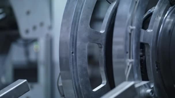 Moderne detaillierte Reifenproduktionstechnologie bei der technologischen Fertigung im Einsatz — Stockvideo