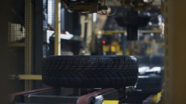 Lastik fabrikası damgalama makinesi konveyörde kauçuk ürünle çalışma işlemi