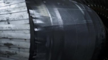 Lastik imalat işçisi robot makine üretimini kontrol ediyor