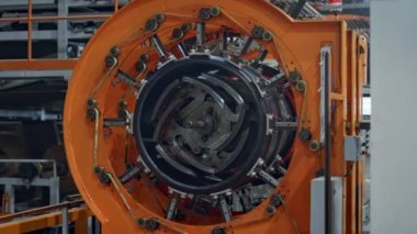 Teknolojik atölyede robotik lastik üretim mekanizması çalışma süreci