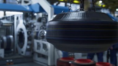 Modern makinede üretim sürecini kontrol eden fabrika çalışanları