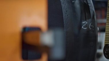 Ayrıntılı lastik otomatikleştirilmiş üretim yuvarlak mekanizması fabrikada yakın çekimde 