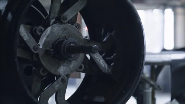 Gedetailleerde band productieproces met industriële robotmachine rubber tape — Stockvideo
