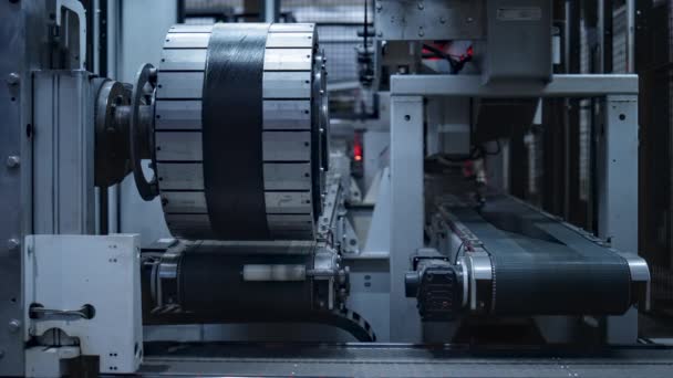 Teknologi ban stamping otomatis dalam manufaktur otomatis dengan konveyor — Stok Video