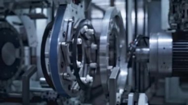 Otomobil fabrikasında lastik bant ile dönen robotik lastik üretim ekipmanları