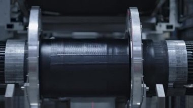 Otomatik robotik lastik üretim makinesi fabrikada siyah lastik bant üretiyor