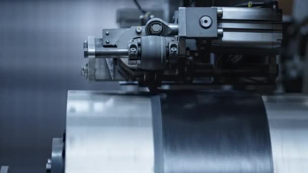 Автоматическое вращение резиновой ленты на заводе крупным планом — стоковое видео