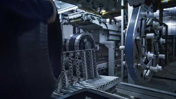Funcionário da fábrica de pneus trabalhando com máquina industrial moderna tomando produção — Vídeo de Stock