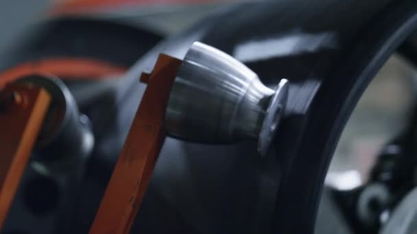 Produção detalhada de pneus com mecanismo automatizado de fiação no fabrico — Vídeo de Stock