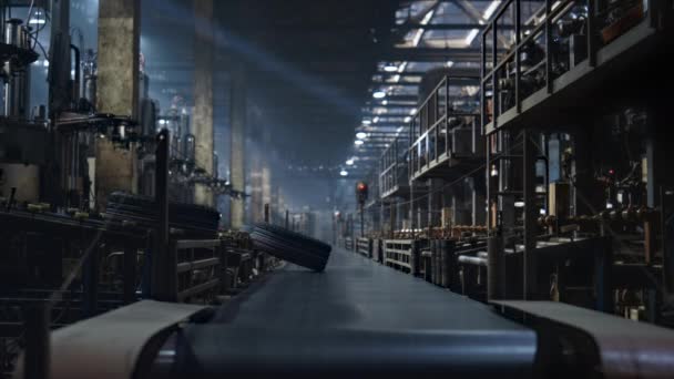 Процесс работы шинного завода с технологической конвейерной линией — стоковое видео