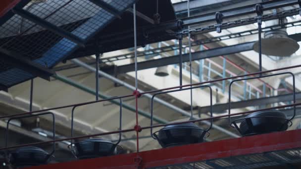Linea di trasporto pneumatico a soffitto che muove automaticamente il prodotto in gomma nella produzione — Video Stock