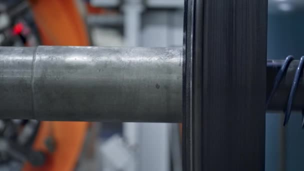 Bandenproductiemachine detail draait in moderne robotfabriek close-up — Stockvideo