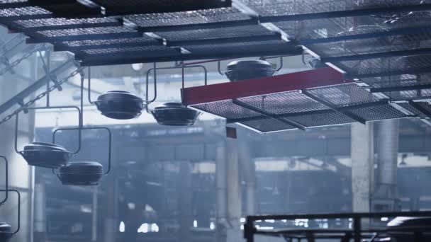 Linea di trasporto pneumatici a soffitto che sposta automaticamente nuovi spazi vuoti in gomma in fabbrica — Video Stock